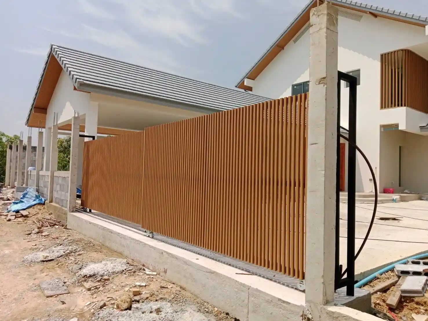 บ้านพักส่วนบุคคล - ระแนงรั้ว