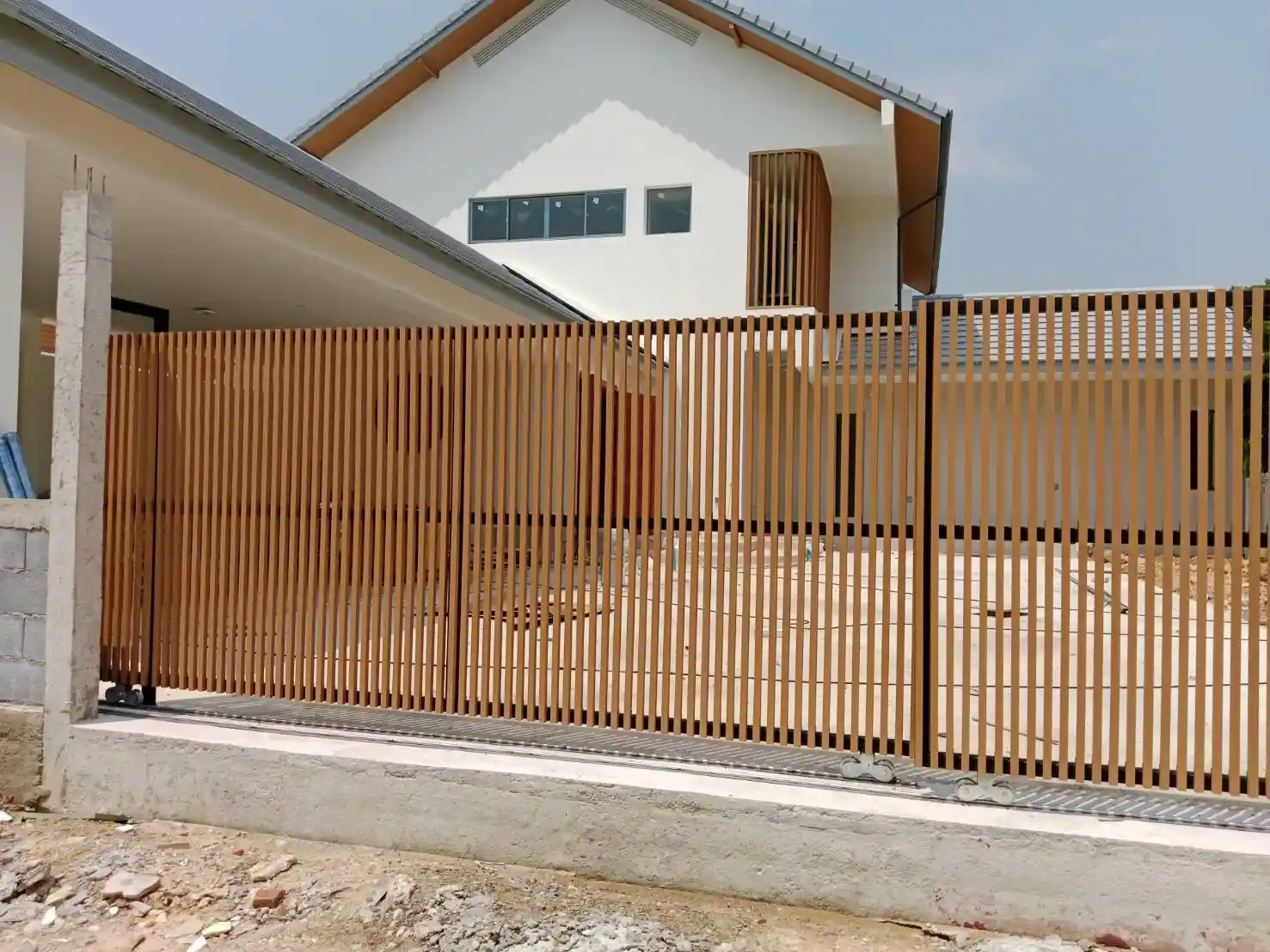 บ้านพักส่วนบุคคล - ระแนงรั้ว
